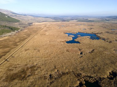 Bulgaristan 'ın Sofya bölgesindeki Dragoman bataklığının havadan sonbahar manzarası
