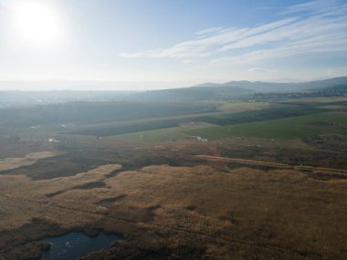 Bulgaristan 'ın Sofya bölgesindeki Dragoman bataklığının havadan sonbahar manzarası