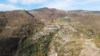 Bulgaristan 'ın Filibe Bölgesi' ndeki Oreshets Köyü yakınlarındaki Rodop Dağları 'nın Sonbahar havası manzarası