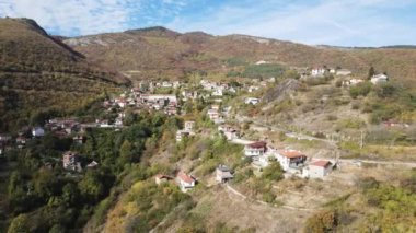 Bulgaristan 'ın Filibe Bölgesi' ndeki Oreshets Köyü yakınlarındaki Rodop Dağları 'nın Sonbahar havası manzarası