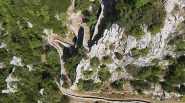 Vikos Vadisi ve Pindus Dağları, Zagori, Epirus, Yunanistan 'daki Vradeto Adımları' nın şaşırtıcı görüntüsü