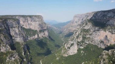 Vikos geçidi ve Pindus Dağları, Zagori, Epirus, Yunanistan 'ın inanılmaz hava manzarası