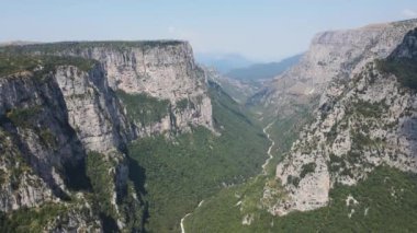 Vikos geçidi ve Pindus Dağları, Zagori, Epirus, Yunanistan 'ın inanılmaz hava manzarası