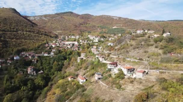 Αεροφωτογραφία Φθινοπώρου Στα Βουνά Της Ροδόπης Κοντά Στο Χωριό Ορεσέτ — Αρχείο Βίντεο