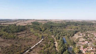 Bulgaristan 'ın Lovech Bölgesi' ndeki Aglen köyü yakınlarından geçen Vit Nehri 'nin şaşırtıcı hava manzarası