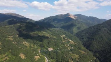 Bulgaristan 'ın Sveshtnik zirvesi yakınlarındaki Pirin Dağı' nın şaşırtıcı hava manzarası