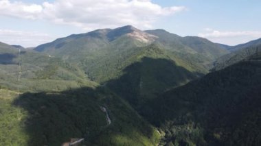 Bulgaristan 'ın Sveshtnik zirvesi yakınlarındaki Pirin Dağı' nın şaşırtıcı hava manzarası