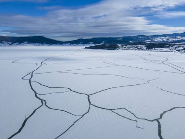 Bulgaristan 'ın Pazardzhik Bölgesi, buzla kaplı Batak Barajı' nın kış manzarası