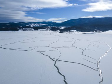 Bulgaristan 'ın Pazardzhik Bölgesi, buzla kaplı Batak Barajı' nın kış manzarası
