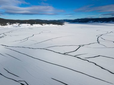 Bulgaristan 'ın Pazardzhik Bölgesi, buzla kaplı Batak Barajı' nın kış manzarası