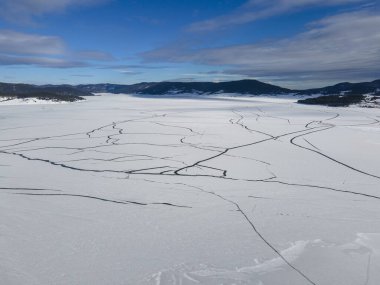 Bulgaristan 'ın Pazardzhik Bölgesi, buzla kaplı Batak Barajı' nın kış manzarası