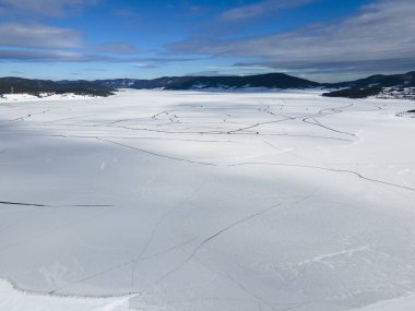 Bulgaristan 'ın Pazardzhik Bölgesi, buzla kaplı Batak Barajı' nın kış manzarası