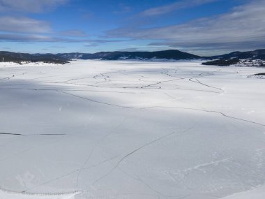Bulgaristan 'ın Pazardzhik Bölgesi, buzla kaplı Batak Barajı' nın kış manzarası