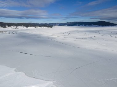 Bulgaristan 'ın Pazardzhik Bölgesi, buzla kaplı Batak Barajı' nın kış manzarası