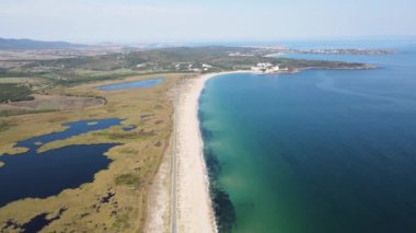 Bulgaristan 'ın Burgaz Bölgesi' nin Dyuni tatil beldesi yakınlarındaki The Driver Beach 'in hava manzarası 