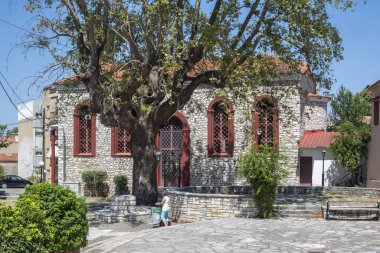 ARTA, EPIRUS, GREECE - 21 Ağustos 2023: Tipik Sokak ve Yunanistan 'ın Epirus kentindeki bina