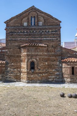 ARTA, EPIRUS, GREECE - 21 Ağustos 2023: Tipik Sokak ve Yunanistan 'ın Epirus kentindeki bina