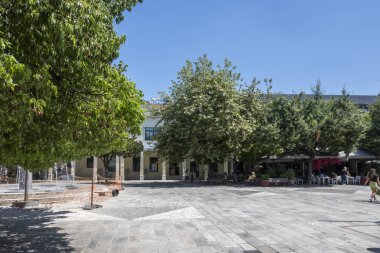 ARTA, EPIRUS, GREECE - 21 Ağustos 2023: Tipik Sokak ve Yunanistan 'ın Epirus kentindeki bina