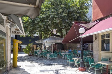 ARTA, EPIRUS, GREECE - 21 Ağustos 2023: Tipik Sokak ve Yunanistan 'ın Epirus kentindeki bina