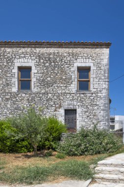 ARTA, EPIRUS, GREECE - 21 Ağustos 2023: Tipik Sokak ve Yunanistan 'ın Epirus kentindeki bina
