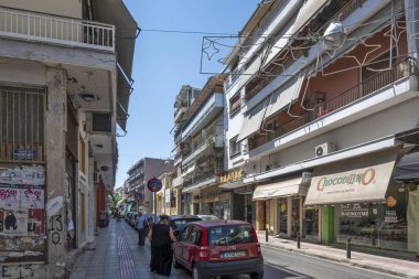 ARTA, EPIRUS, GREECE - 21 Ağustos 2023: Tipik Sokak ve Yunanistan 'ın Epirus kentindeki bina