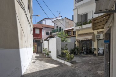 ARTA, EPIRUS, GREECE - 21 Ağustos 2023: Tipik Sokak ve Yunanistan 'ın Epirus kentindeki bina