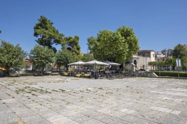 ARTA, EPIRUS, GREECE - 21 Ağustos 2023: Tipik Sokak ve Yunanistan 'ın Epirus kentindeki bina