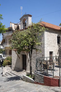 ARTA, EPIRUS, GREECE - 21 Ağustos 2023: Tipik Sokak ve Yunanistan 'ın Epirus kentindeki bina