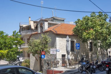 ARTA, EPIRUS, GREECE - 21 Ağustos 2023: Tipik Sokak ve Yunanistan 'ın Epirus kentindeki bina