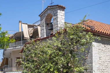 ARTA, EPIRUS, GREECE - 21 Ağustos 2023: Tipik Sokak ve Yunanistan 'ın Epirus kentindeki bina