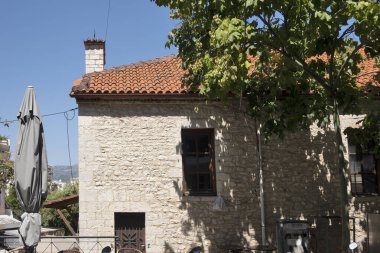 ARTA, EPIRUS, GREECE - 21 Ağustos 2023: Tipik Sokak ve Yunanistan 'ın Epirus kentindeki bina