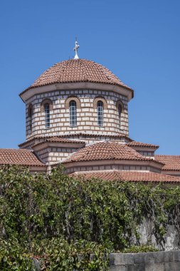 ARTA, EPIRUS, GREECE - 21 Ağustos 2023: Tipik Sokak ve Yunanistan 'ın Epirus kentindeki bina