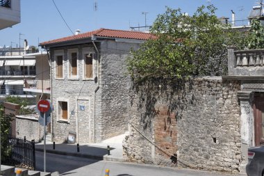 ARTA, EPIRUS, GREECE - 21 Ağustos 2023: Tipik Sokak ve Yunanistan 'ın Epirus kentindeki bina