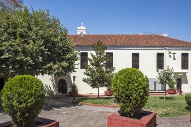 ARTA, EPIRUS, GREECE - 21 Ağustos 2023: Tipik Sokak ve Yunanistan 'ın Epirus kentindeki bina