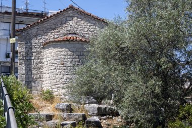 ARTA, EPIRUS, GREECE - 21 Ağustos 2023: Tipik Sokak ve Yunanistan 'ın Epirus kentindeki bina