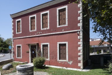 ARTA, EPIRUS, GREECE - 21 Ağustos 2023: Tipik Sokak ve Yunanistan 'ın Epirus kentindeki bina