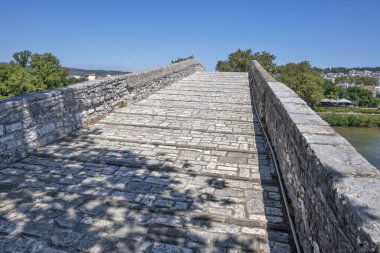 ARTA, EPIRUS, GREECE - 21 Ağustos 2023: Tipik Sokak ve Yunanistan 'ın Epirus kentindeki bina