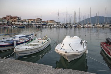 LEFKADA TOWN, GREECE - 21 AĞUSTOS 2023: Yunanistan 'ın İyon Adaları' nın Lefkada kentinin kostal caddesinin şaşırtıcı günbatımı manzarası