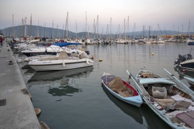 LEFKADA TOWN, GREECE - 21 AĞUSTOS 2023: Yunanistan 'ın İyon Adaları' nın Lefkada kentinin kostal caddesinin şaşırtıcı günbatımı manzarası