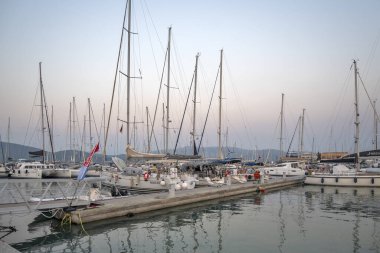 LEFKADA TOWN, GREECE - 21 AĞUSTOS 2023: Yunanistan 'ın İyon Adaları' nın Lefkada kentinin kostal caddesinin şaşırtıcı günbatımı manzarası