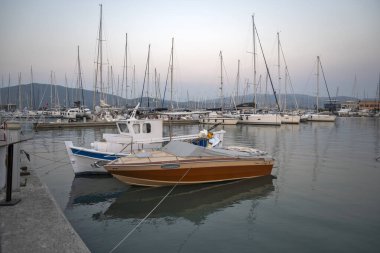 LEFKADA TOWN, GREECE - 21 AĞUSTOS 2023: Yunanistan 'ın İyon Adaları' nın Lefkada kentinin kostal caddesinin şaşırtıcı günbatımı manzarası