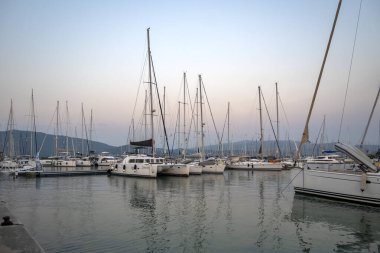 LEFKADA TOWN, GREECE - 21 AĞUSTOS 2023: Yunanistan 'ın İyon Adaları' nın Lefkada kentinin kostal caddesinin şaşırtıcı günbatımı manzarası