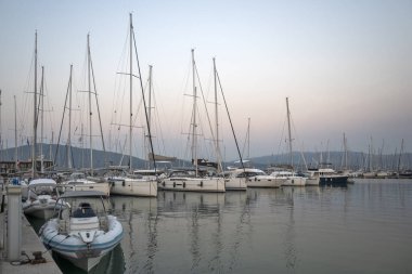 LEFKADA TOWN, GREECE - 21 AĞUSTOS 2023: Yunanistan 'ın İyon Adaları' nın Lefkada kentinin kostal caddesinin şaşırtıcı günbatımı manzarası