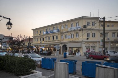 LEFKADA TOWN, GREECE - 21 AĞUSTOS 2023: Yunanistan 'ın İyon Adaları' nın Lefkada kentinin kostal caddesinin şaşırtıcı günbatımı manzarası