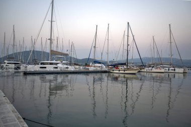 LEFKADA TOWN, GREECE - 21 AĞUSTOS 2023: Yunanistan 'ın İyon Adaları' nın Lefkada kentinin kostal caddesinin şaşırtıcı günbatımı manzarası