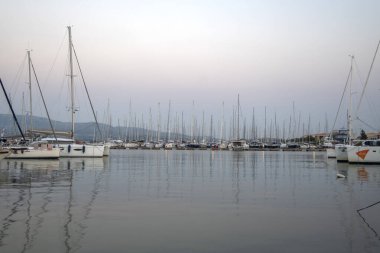 LEFKADA TOWN, GREECE - 21 AĞUSTOS 2023: Yunanistan 'ın İyon Adaları' nın Lefkada kentinin kostal caddesinin şaşırtıcı günbatımı manzarası