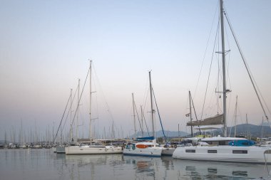 LEFKADA TOWN, GREECE - 21 AĞUSTOS 2023: Yunanistan 'ın İyon Adaları' nın Lefkada kentinin kostal caddesinin şaşırtıcı günbatımı manzarası