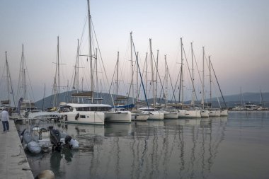 LEFKADA TOWN, GREECE - 21 AĞUSTOS 2023: Yunanistan 'ın İyon Adaları' nın Lefkada kentinin kostal caddesinin şaşırtıcı günbatımı manzarası