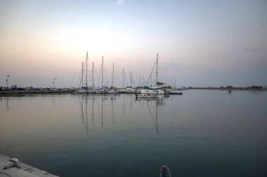 LEFKADA TOWN, GREECE - 21 AĞUSTOS 2023: Yunanistan 'ın İyon Adaları' nın Lefkada kentinin kostal caddesinin şaşırtıcı günbatımı manzarası