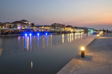 LEFKADA TOWN, GREECE - 21 AĞUSTOS 2023: Yunanistan 'ın İyon Adaları' nın Lefkada kentinin kostal caddesinin şaşırtıcı günbatımı manzarası